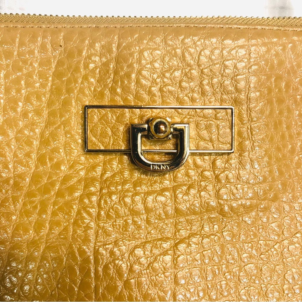 DKNY Golden Tan Leather Tote Shoulder Bag with Chain Strap - Picture 4 of 14